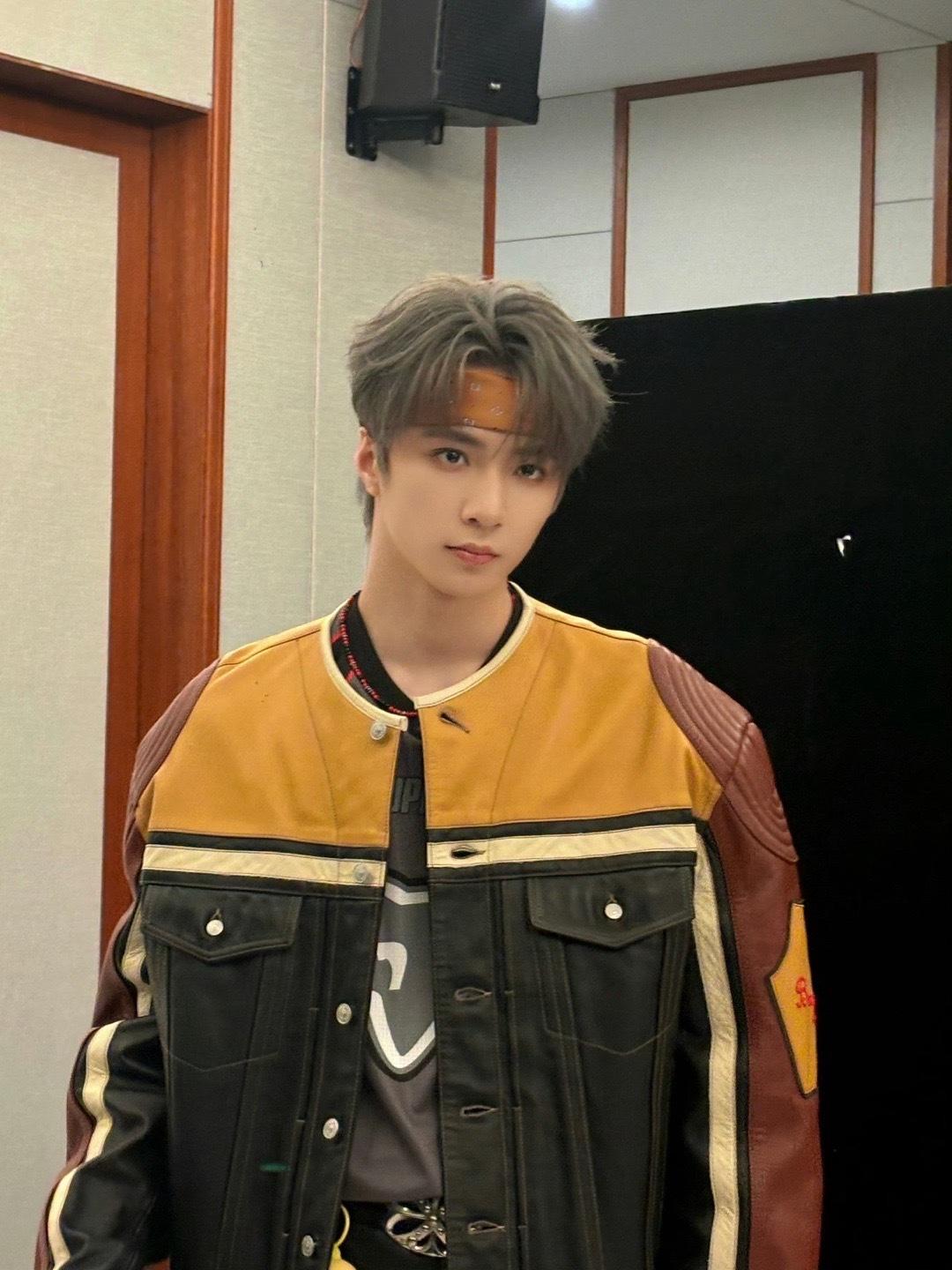 刘耀文发布闪烁live帅照,发带造型展现少年魅力