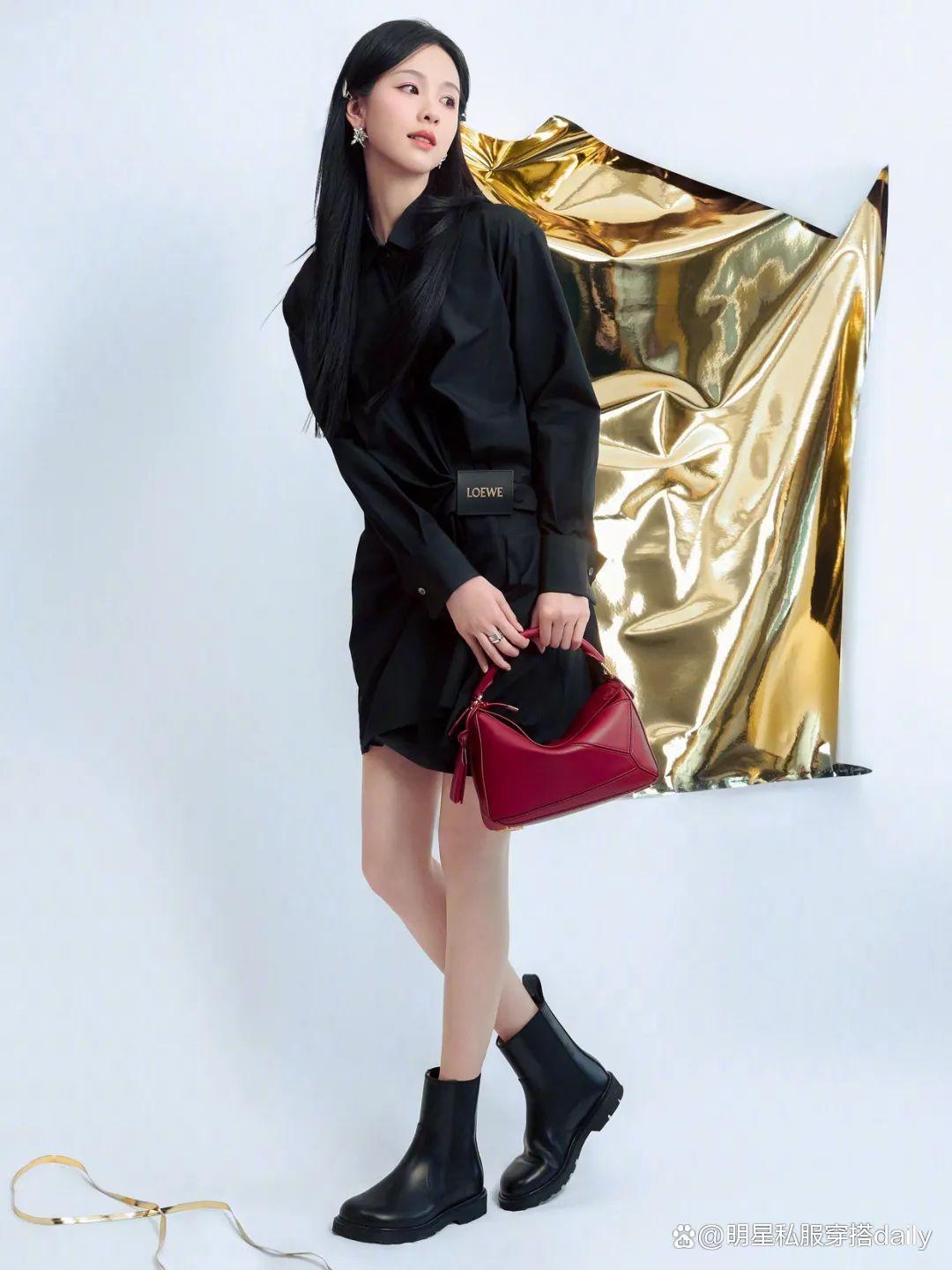 被陈都灵的黑色系穿搭美到!黑色衬衫裙搭+黑色短靴,清冷知性!