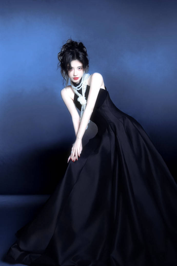 鞠婧祎打破“甜美偶像”标签，两款穿搭背后的时尚逻辑