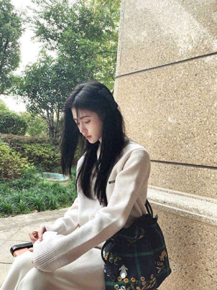 甜美与优雅的碰撞：鞠婧祎与高圆圆的穿搭解析