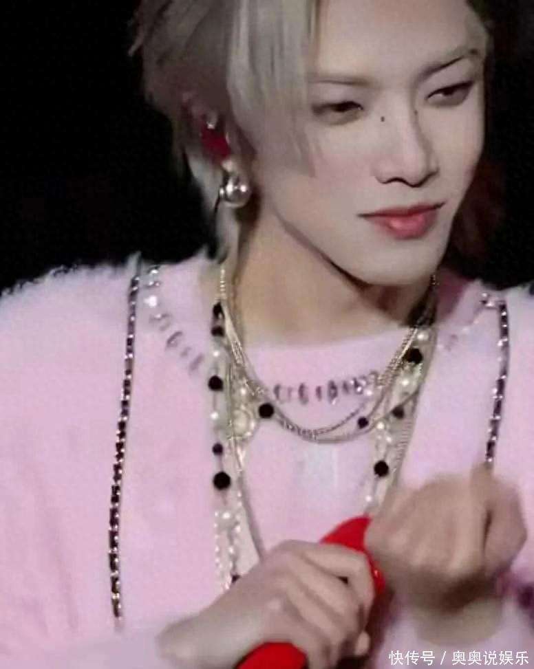 华晨宇演唱会造型大变，粉色毛衣配豹纹裤，妩媚程度直逼女团成员