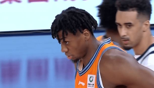 16分大胜!上海三杀广东取10连胜 大白边14分26板