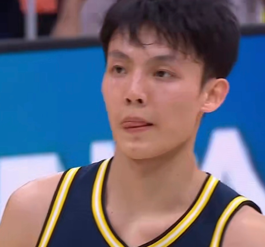 广东42分大胜四川，赛后却传来三坏消息，胡明轩彻底迷失杜锋下课