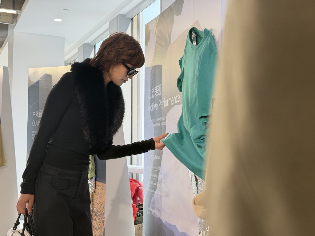 3月25日，观众在感受衣服布料。澎湃新闻记者 朱伟辉 图