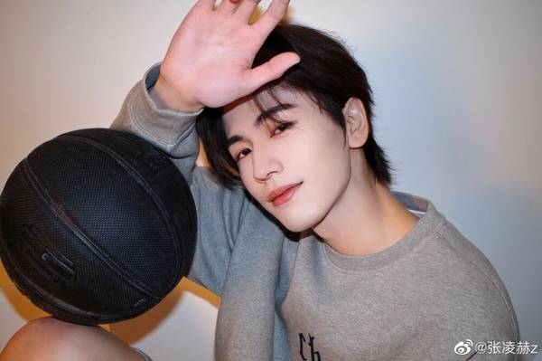 网评8位最强初恋感男星！ 不只《偷偷藏不住》陈哲远，肖战&张凌赫满满男友感