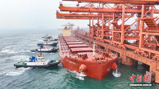 SimFer首船铁矿石到港。(无人机照片)赵光辉 摄