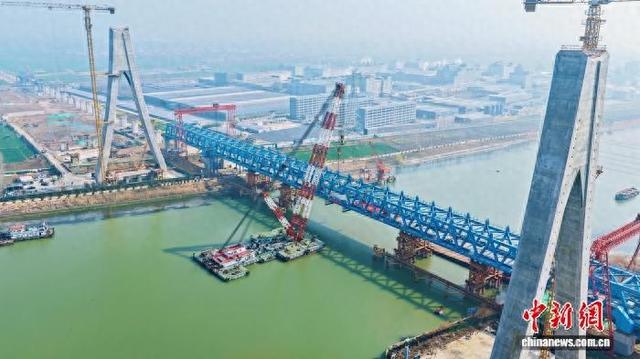 3月25日,新建潍坊至宿迁高速铁路(下称潍宿高铁)跨京杭运河特大桥主桥合龙。中国铁路上海局集团有限公司 供图