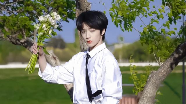 养成系少年刘耀文,狼崽到狼王,成熟还是憨憨?穿搭也是理想型