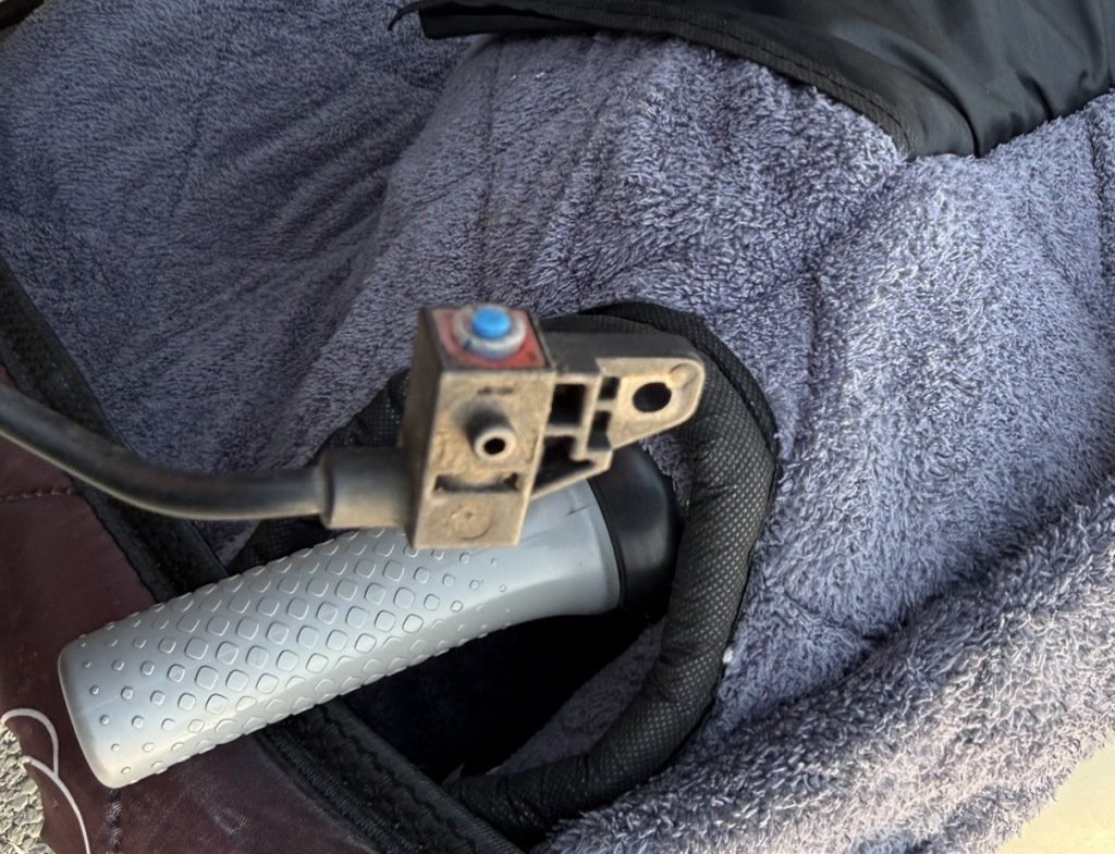 换下来的坏掉了的断电开关，师傅说，一个月要换好几个。