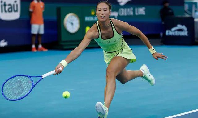 郑钦文0-2不敌萨巴伦卡,赛后承认对手实力强大,媒体和球迷热议