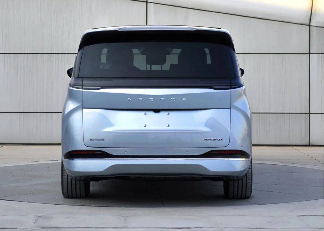 又一辆9系MPV要来了！北汽极狐高端MPV定名问道V9