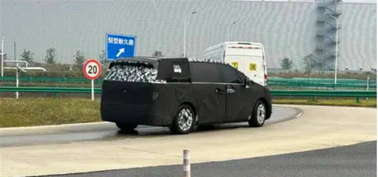 尊界MPV路试谍照曝光！这回，埃尔法真的要紧张了