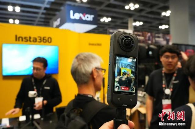 资料图：美国纽约影像博览会上，影石展位的全景相机等设备受到与会者关注。 中新社记者 廖攀 摄