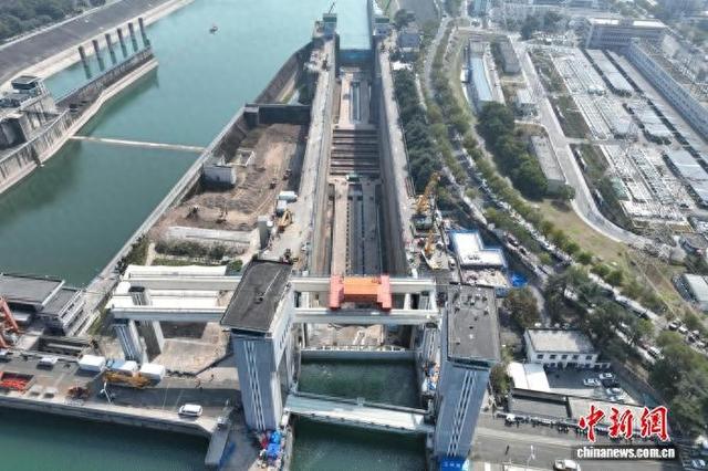 葛洲坝二号船闸计划性停航检修现场。林海 摄