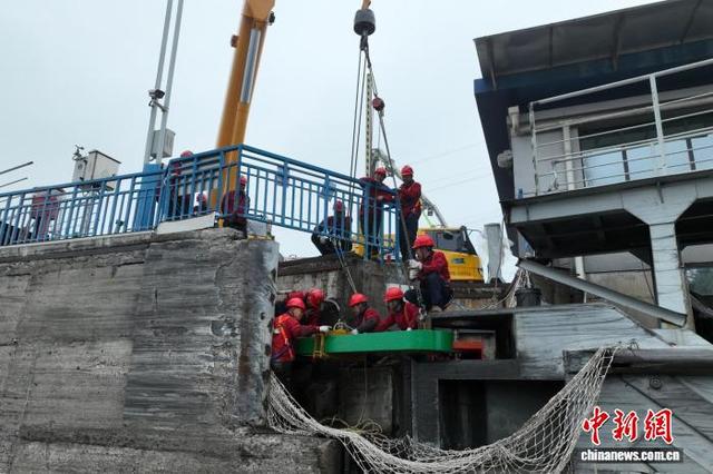 检修人员回装人字门A杆。李光强 摄