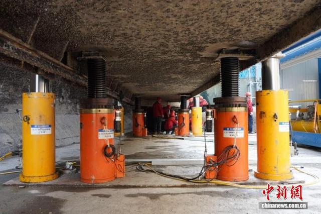 葛洲坝二号船闸人字门被成功顶升。陈臣 摄