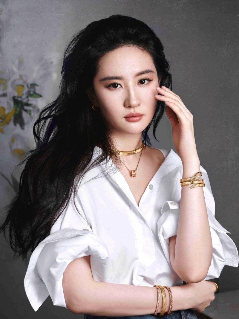 以先锋之姿演绎经典风范 刘亦菲、赵露思叠戴BVLGARI宝格丽Tubogas系列全新佳作