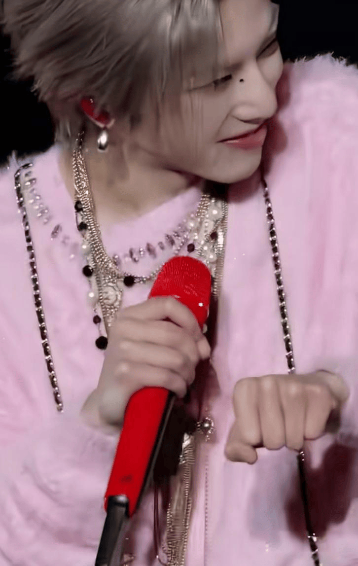 华晨宇演唱会造型颠覆认知！粉色毛衣配豹纹裤，妩媚姿态引热议