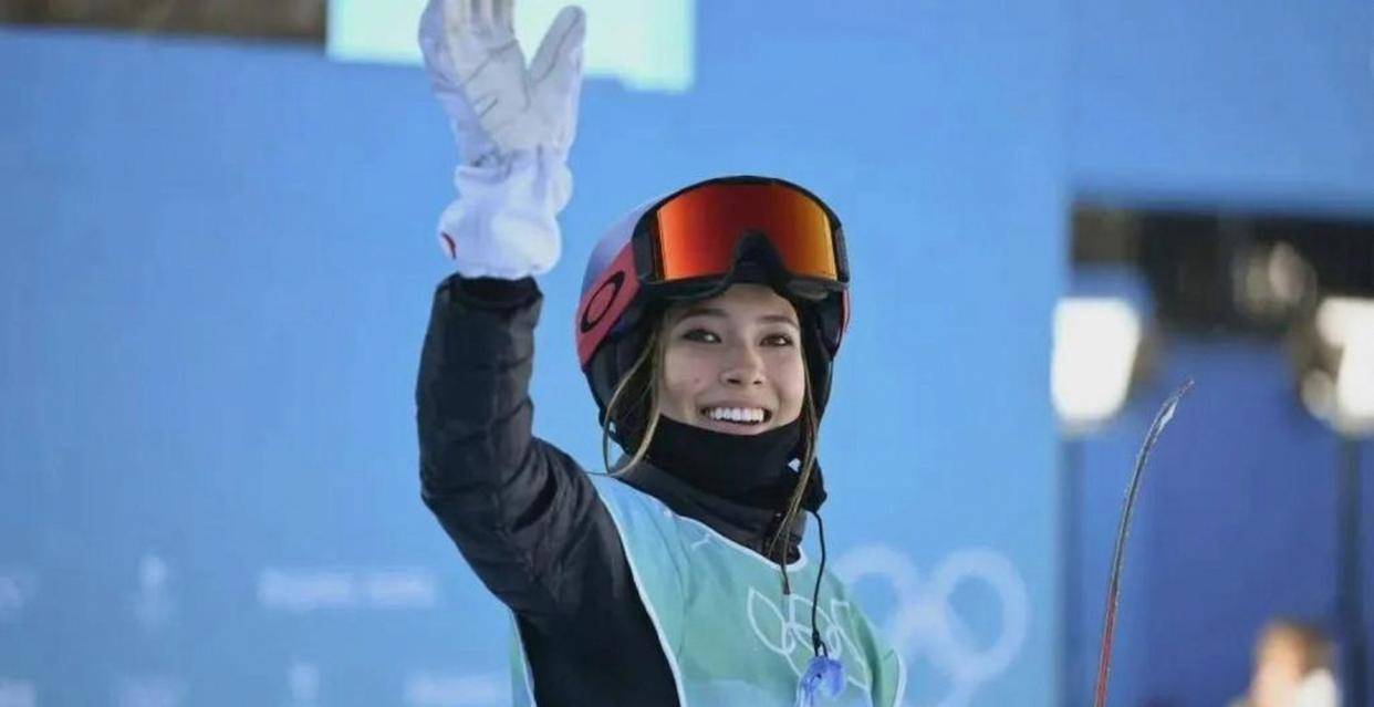 谷爱凌比赛时嘴里咬着绳子，不是口哨也非装饰，原来是专业运动防护牙套，挂绳方便取戴又防止丢失