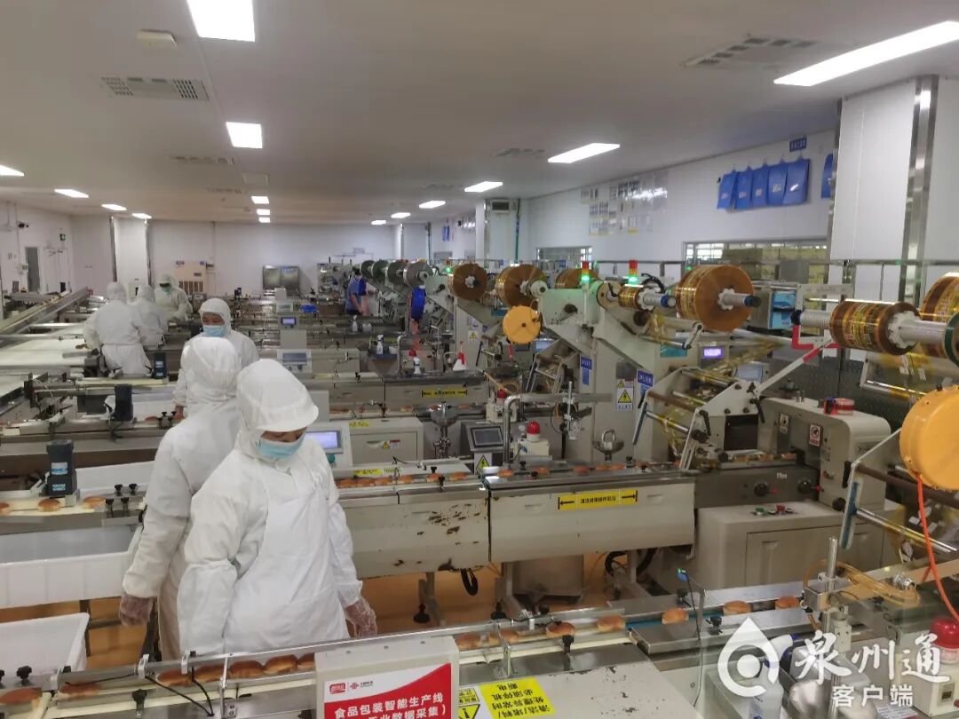 企业提振信心，不断发展壮大，图为盼盼集团的智能生产线。（泉州晚报社融媒体记者 王宇静 摄）