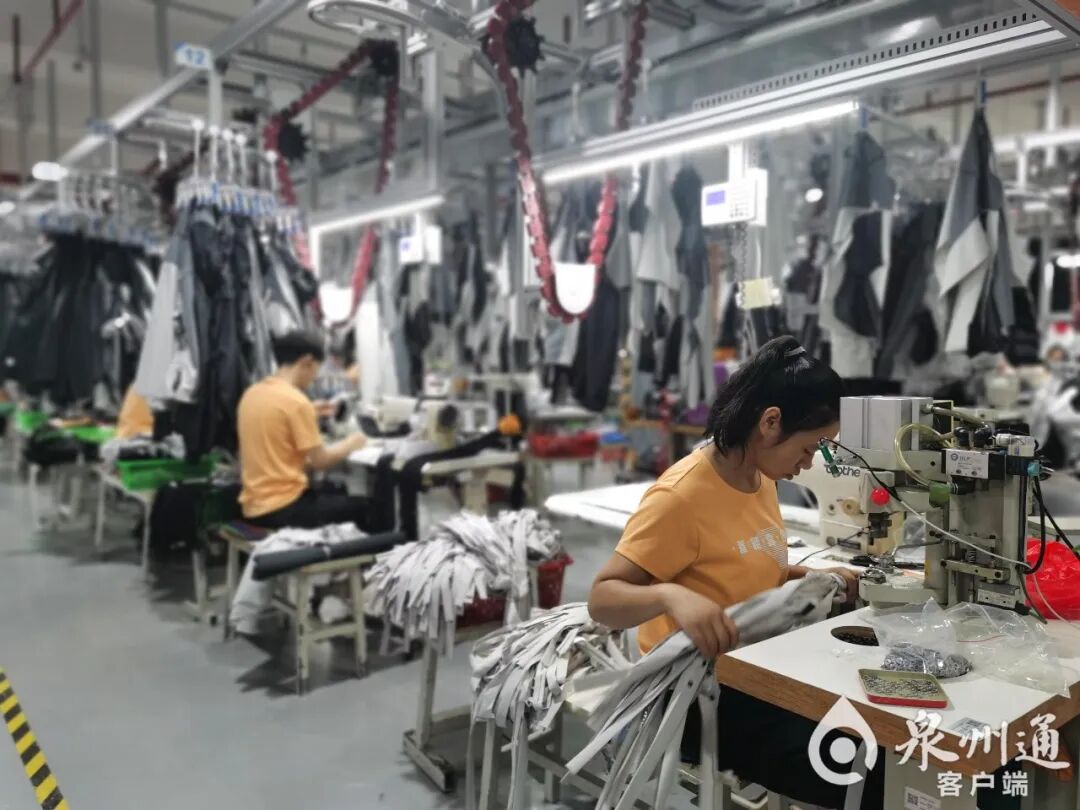 361°公司的员工在数字化车间忙碌（泉州晚报社融媒体记者 王宇静 摄）