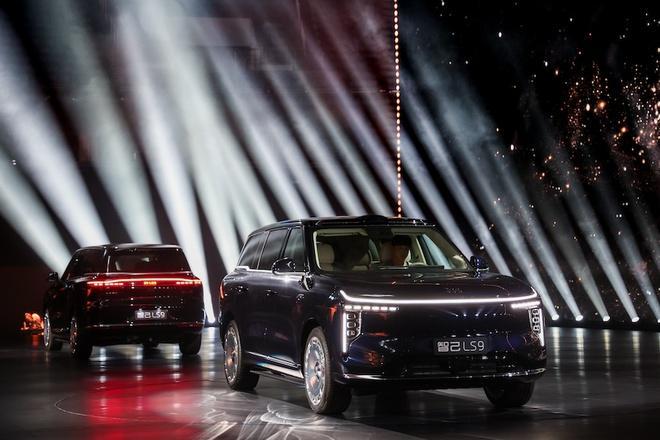 上汽旗舰“出道” 智己LS9把9系SUV卷上天