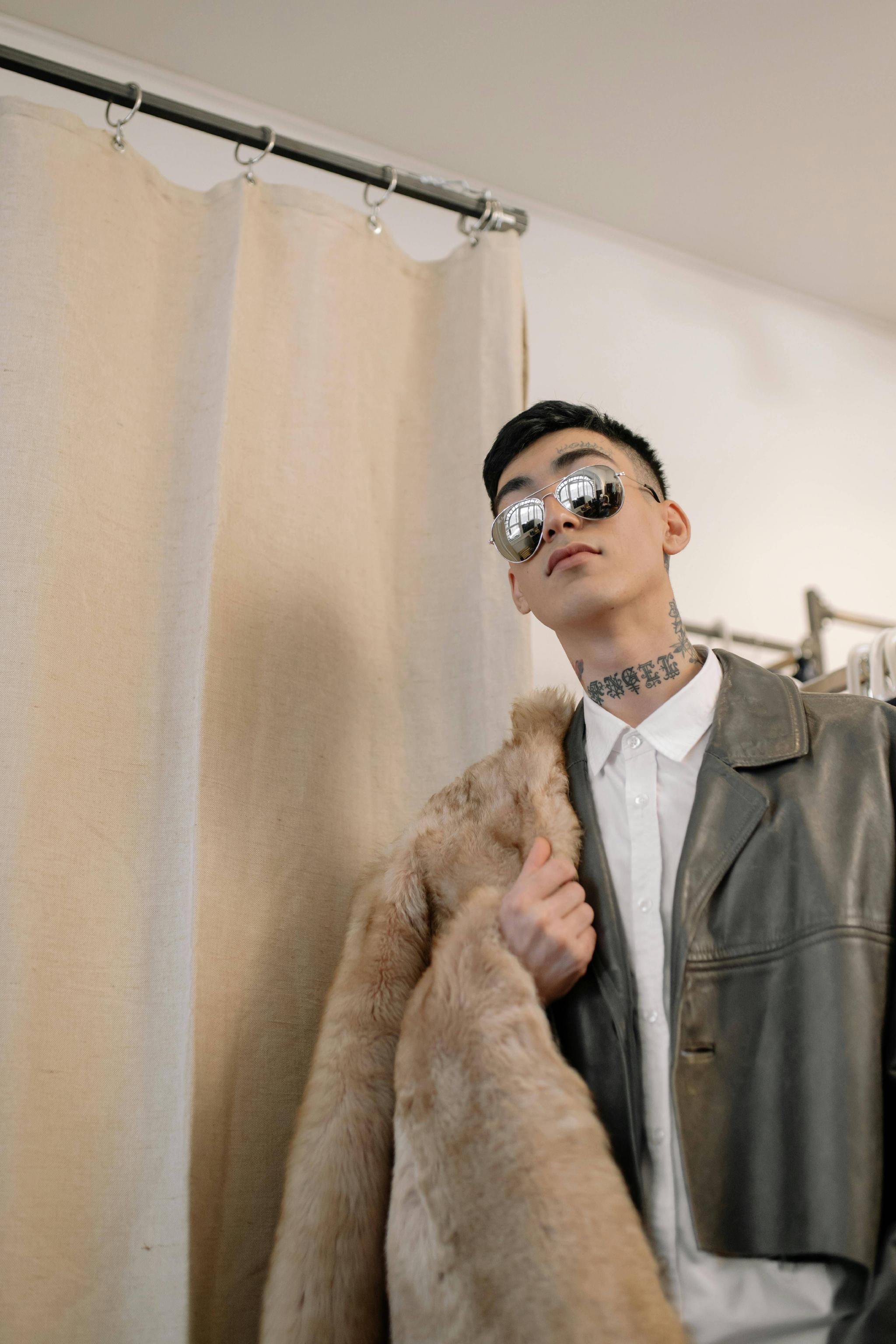 宋威龙湿发造型冷冽骨相,解锁VOGUE MAN三月刊封面