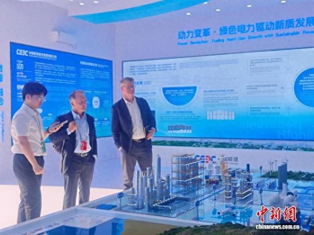 3月24日，参加博鳌亚洲论坛2026年年会的外籍嘉宾参观中国能建葛洲坝集团展厅。 张月和 摄