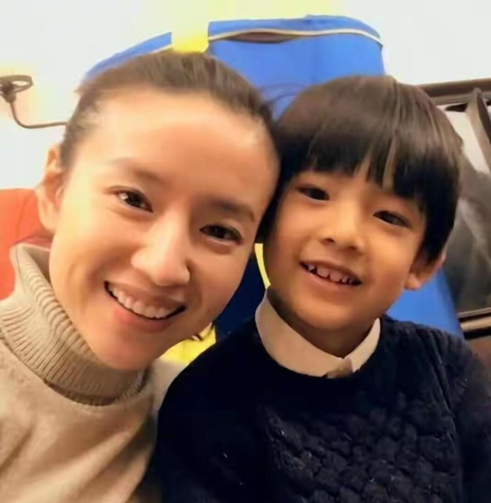 董洁认错潘粤明回应现实，离婚14年恩怨落幕，成年人的和解是一句算了