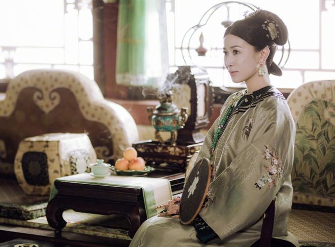 后宫一姐佘诗曼:43岁的她,靠什么越活越漂亮?