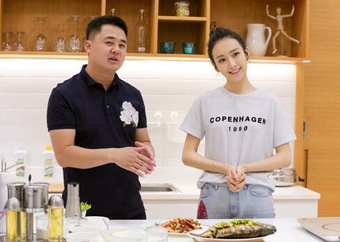 王鸥为爱下厨 助力“春蕾午餐”