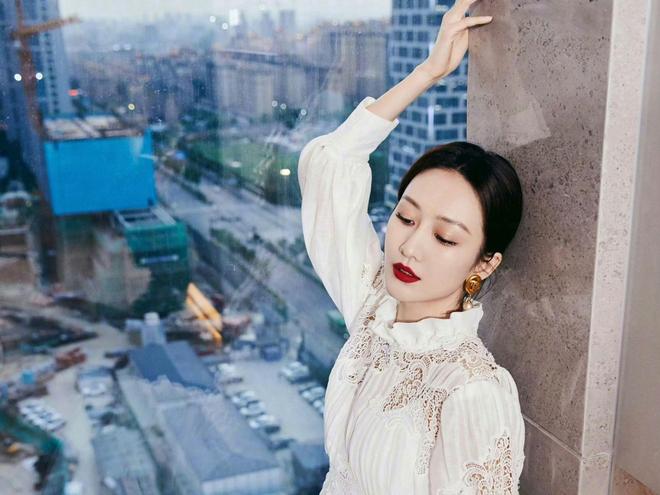 王鸥把“白裙氛围感”穿活了！温柔又显贵的通勤模板学起来