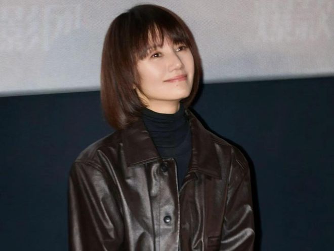 袁泉的穿衣风格了：短皮衣+牛仔裤，简约气质！