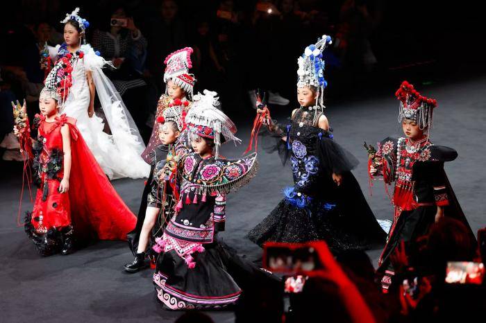 聚焦｜中国国际时装周“花彝裳·李蕊吟”秀场