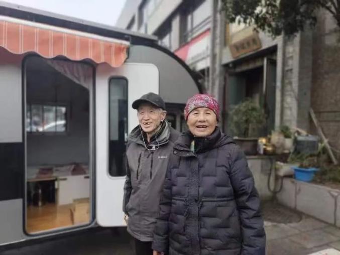 太浪漫了!80岁老人开电动三轮房车带老伴环游中国