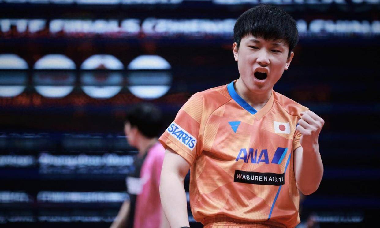 看着张本智和在场上那副歇斯底里的样子，真令人觉得这哪是打球，分明是在演话剧，赢了一个球还要把房顶掀翻，内心虚弱暴露无遗