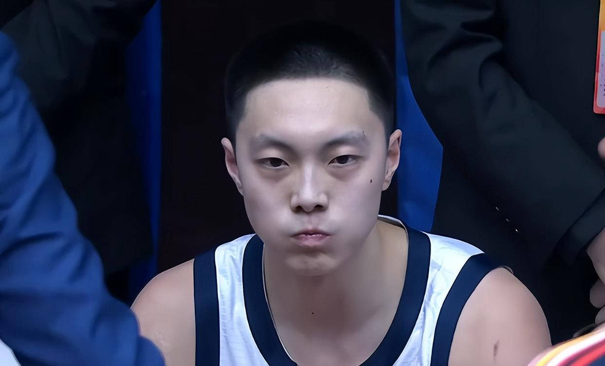 广东男篮对阵四川男篮，杜锋怒斥胡明轩失误频出，徐杰控球表现出色