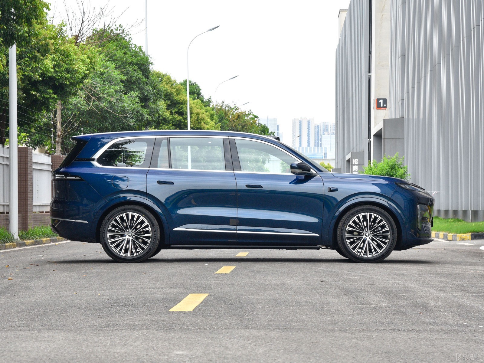 深蓝S09性价比分析:同价位智能配置天花板?