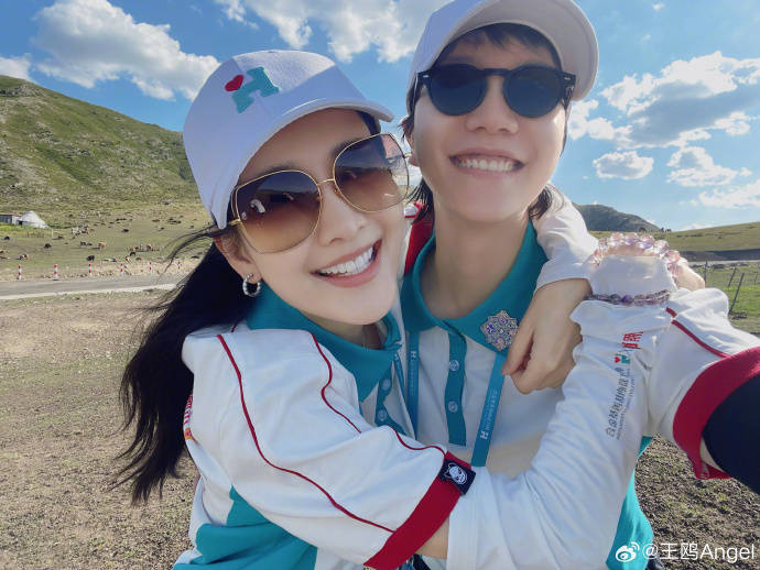 王鸥晒参加韩红爱心百人援疆照片，重新定义爱与美！