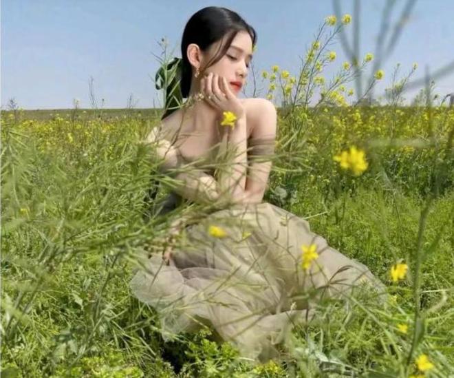 张婧仪越来越有仙女气息了，穿翠绿色薄纱连衣裙尽显清纯！