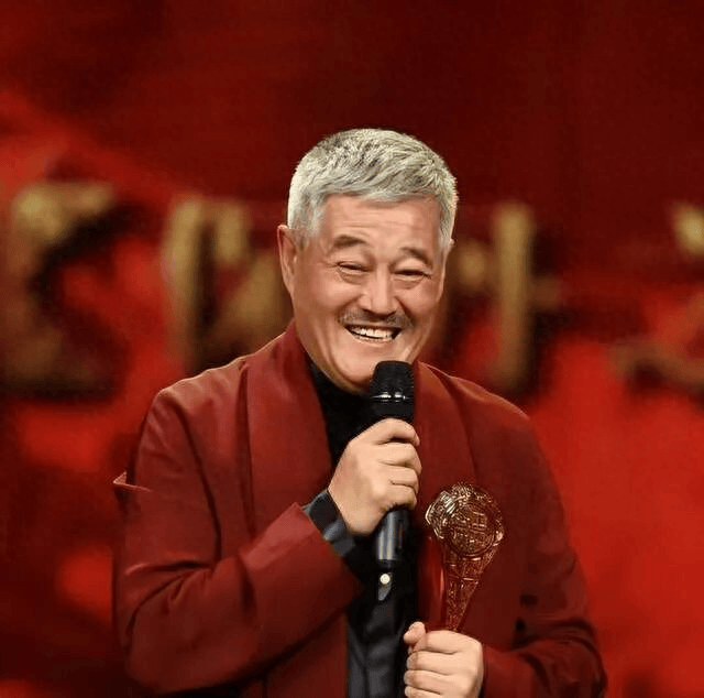 赵本山女儿直播回应父亲近况：他已经不出来了，我爸这个年龄现在就每天跑跑步