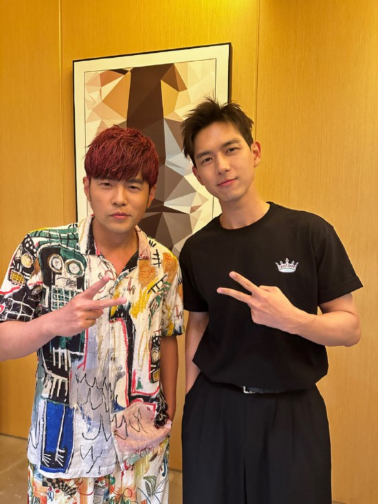 李现晒合照成功追星周杰伦 开心溢出屏幕_荔枝新闻