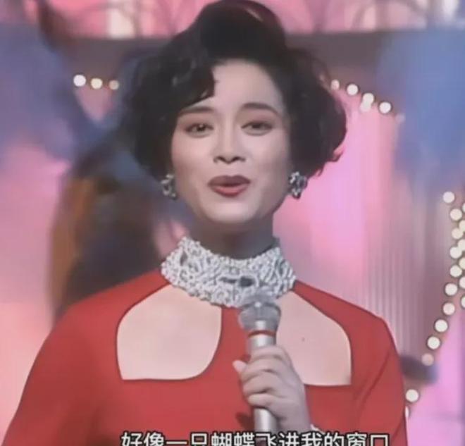 毛阿敏现身机场被偶遇！很难相信这是62岁的人了，状态年轻太惊艳