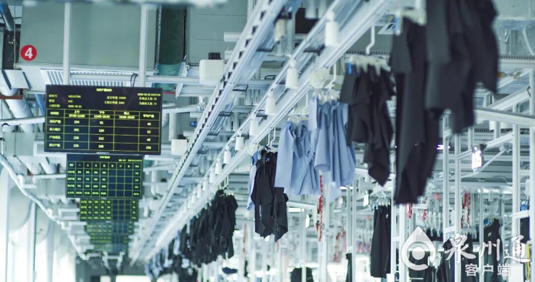 科技创新与产业创新的融合提升了品牌全球布局的实力，图为安踏数字化服装工厂的自动吊挂系统。（企业供图）