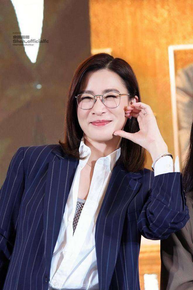 佘诗曼新剧穿西装帅炸!私下素颜反差大,网友:这才是真女神