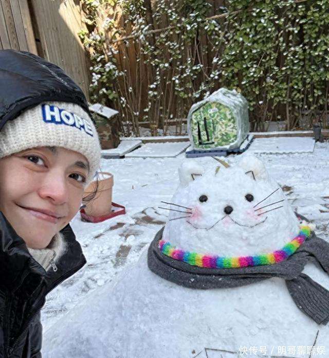 姚晨母子堆雪人，12岁儿子越来越帅，别墅院里全是给流浪猫搭的窝