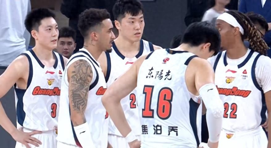 广东不敌上海,赛后数据一览,最大的问题不是徐杰和胡明轩