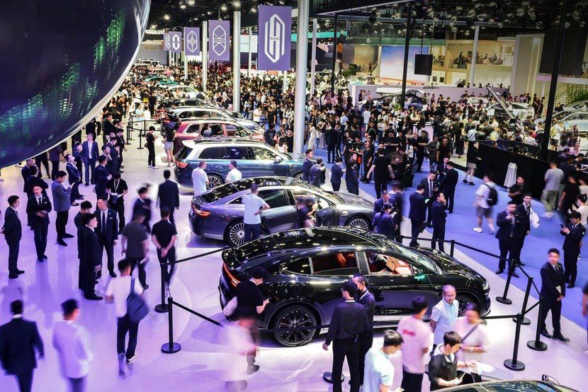 华为炸场!鸿蒙智行 8 车齐发,M6 预售,智驾全面升级