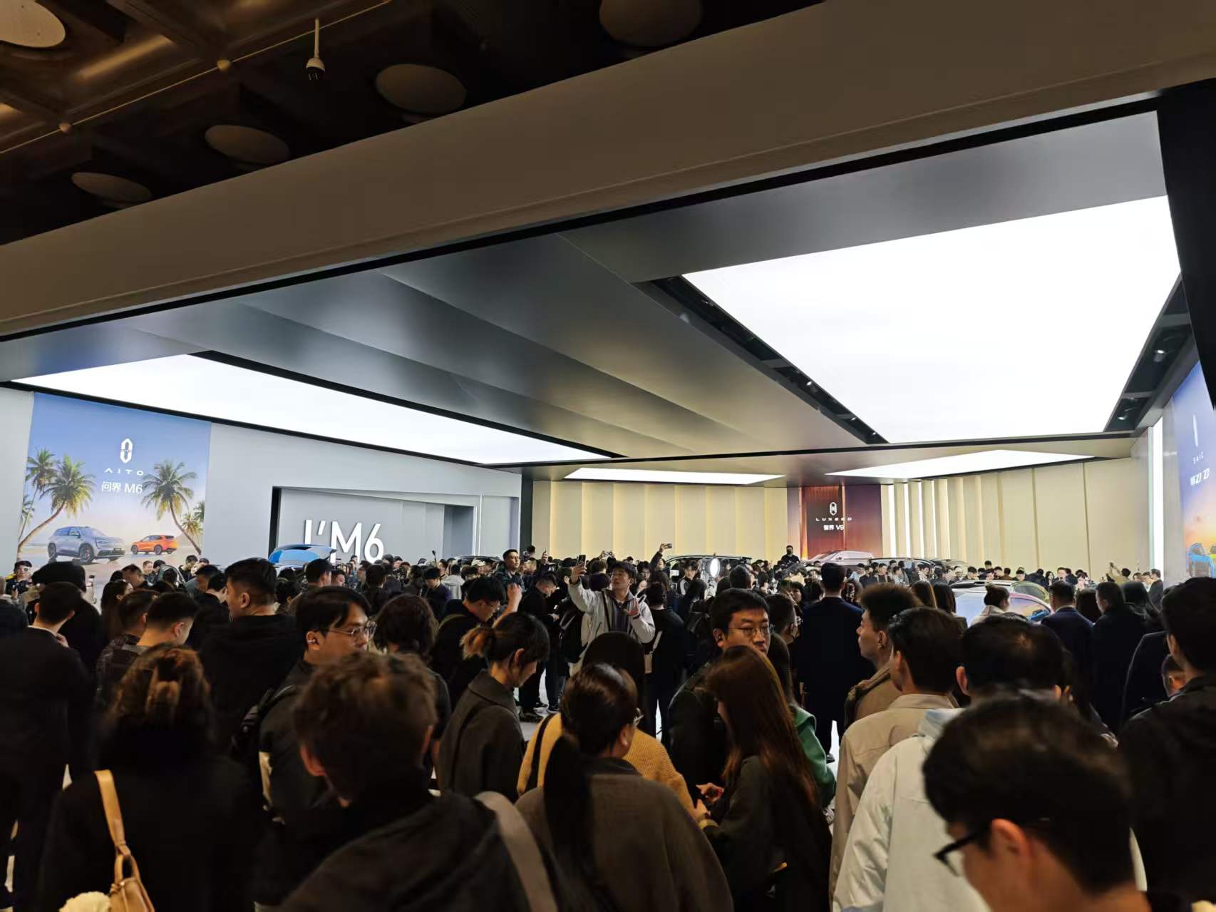 24小时订单破6万！抢先到店体验问界M6：年轻人成看车主力