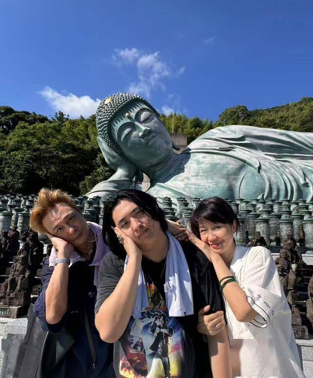 吴镇宇在新加坡和岳父岳母过年，一家人逛商场被偶遇，费曼比他高